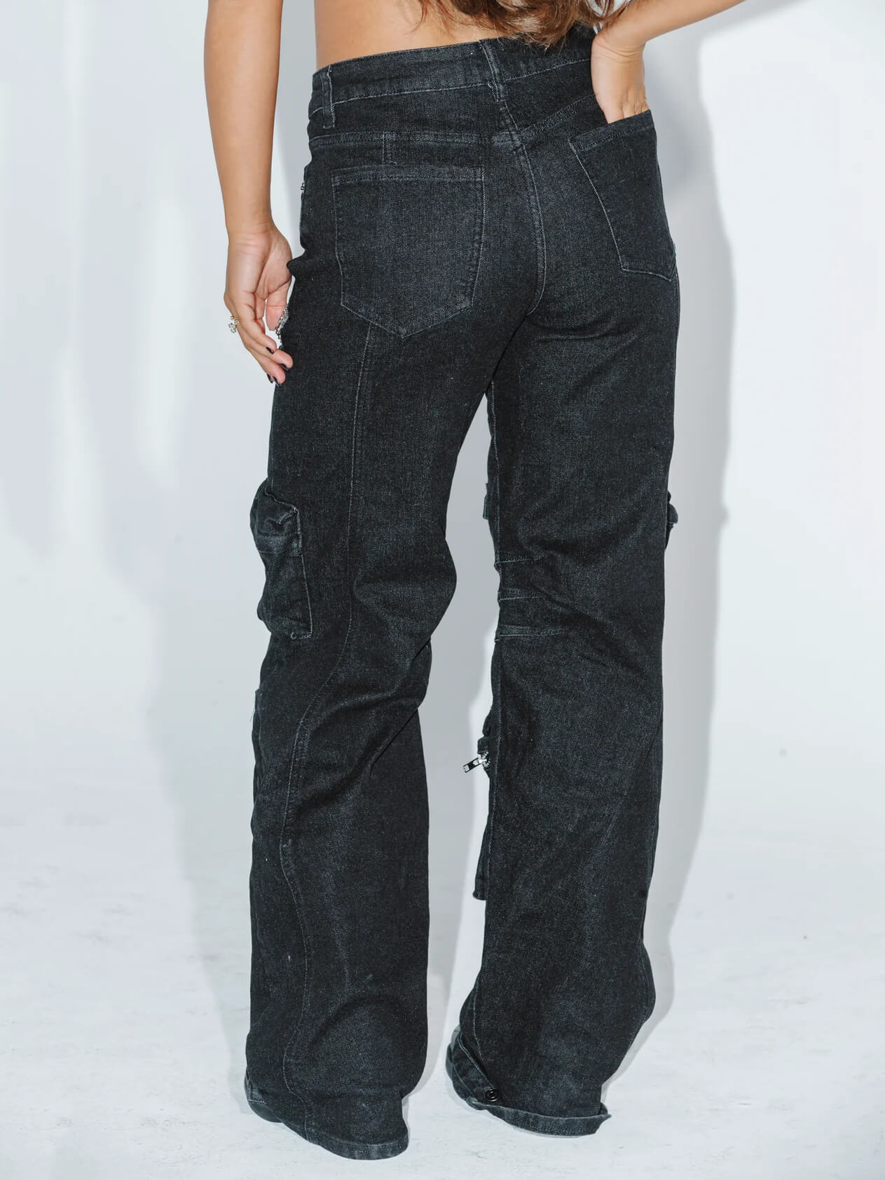 Jeans cargo con strass ritagliati