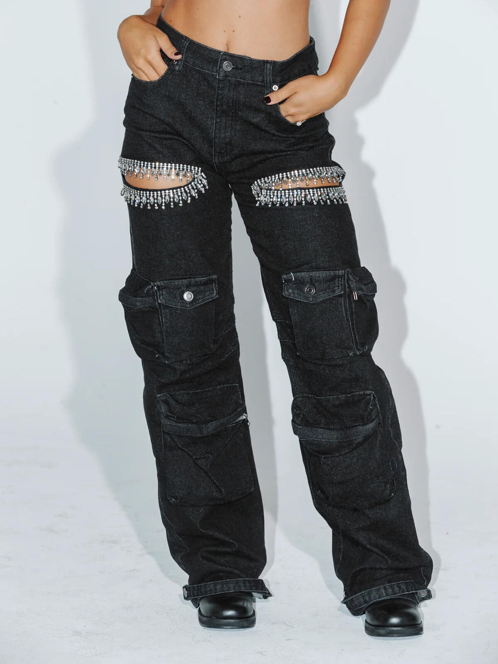 Jeans cargo con strass ritagliati
