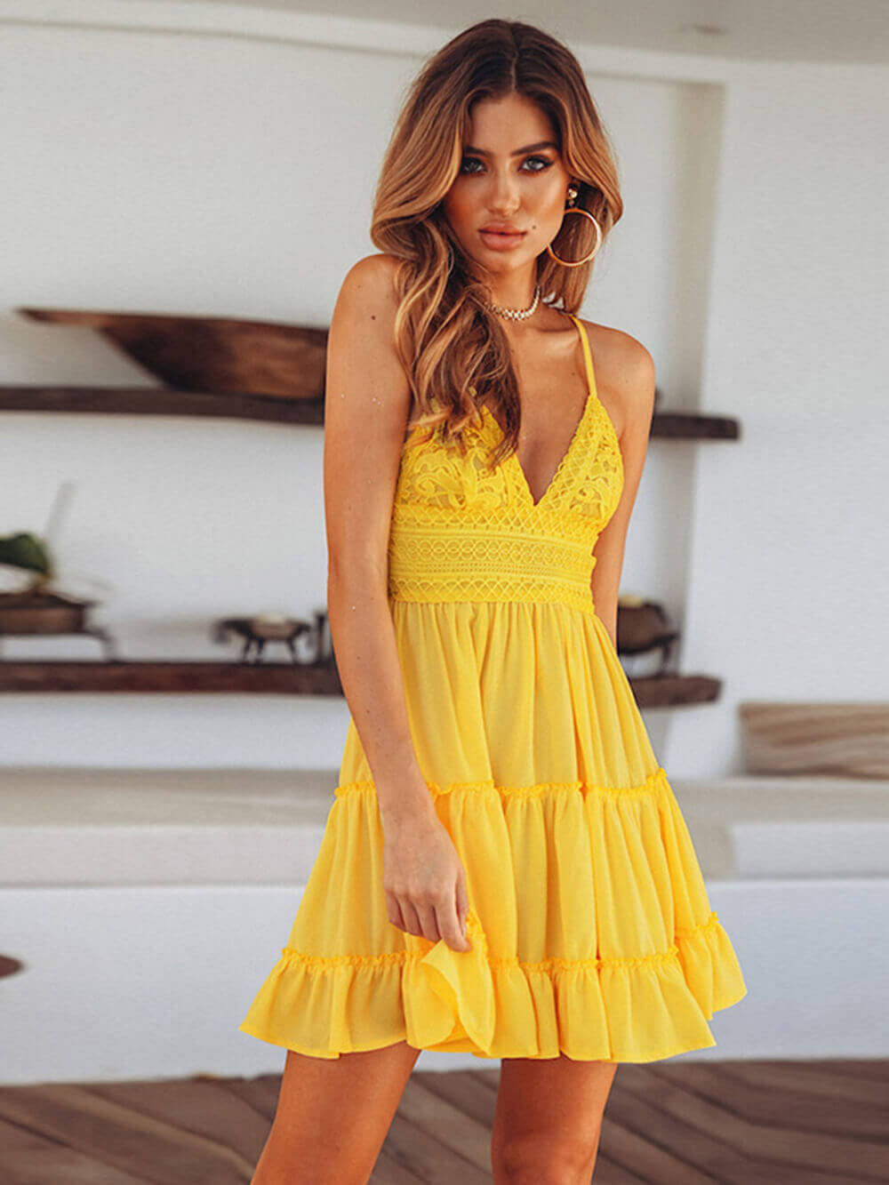 Miniabito con cinturino in pizzo europeo e americano