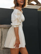 Miniabito monospalla con maniche a palloncino e vita bassa