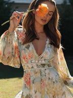 Minikleid aus Spitze mit Puffärmeln und V-Ausschnitt