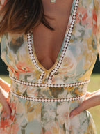 Minikleid aus Spitze mit Puffärmeln und V-Ausschnitt