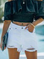 Shorts in denim con orlo sfrangiato e usurato