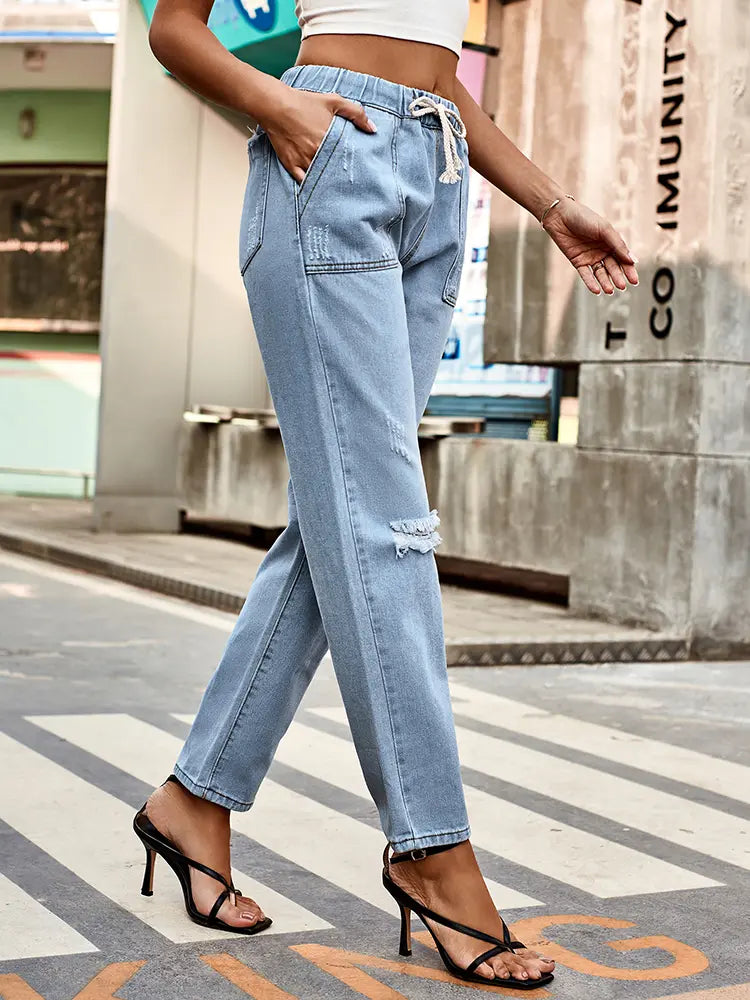 Pantalon en jean délavé à taille élastiquée et cordon de serrage, idéal pour l'automne