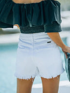 Shorts in denim con orlo sfrangiato e usurato