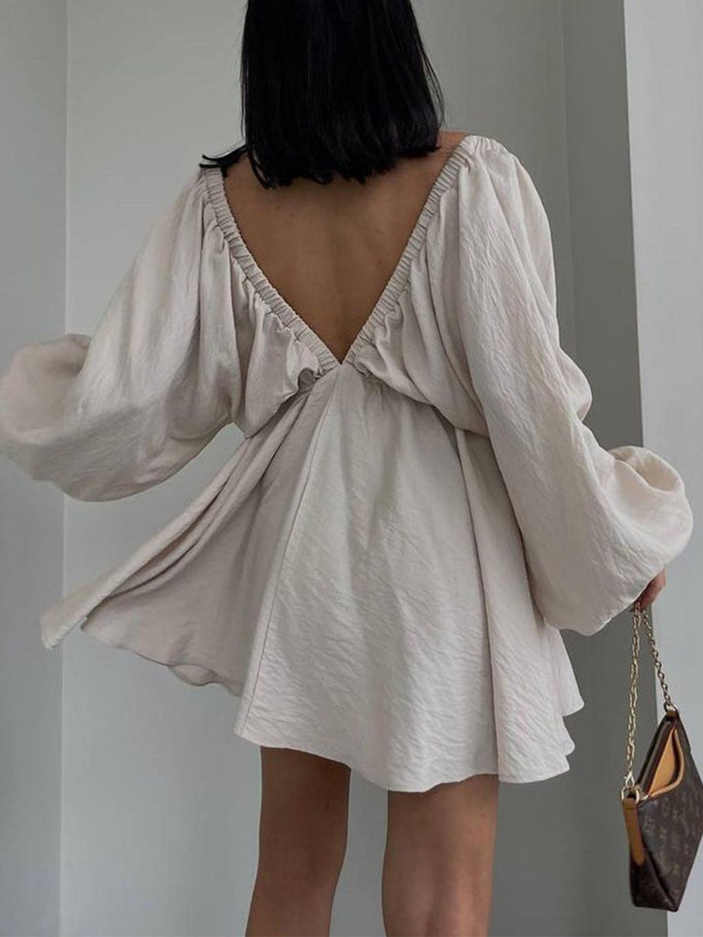 Skater-Minikleid mit tiefem Ausschnitt aus Stoff