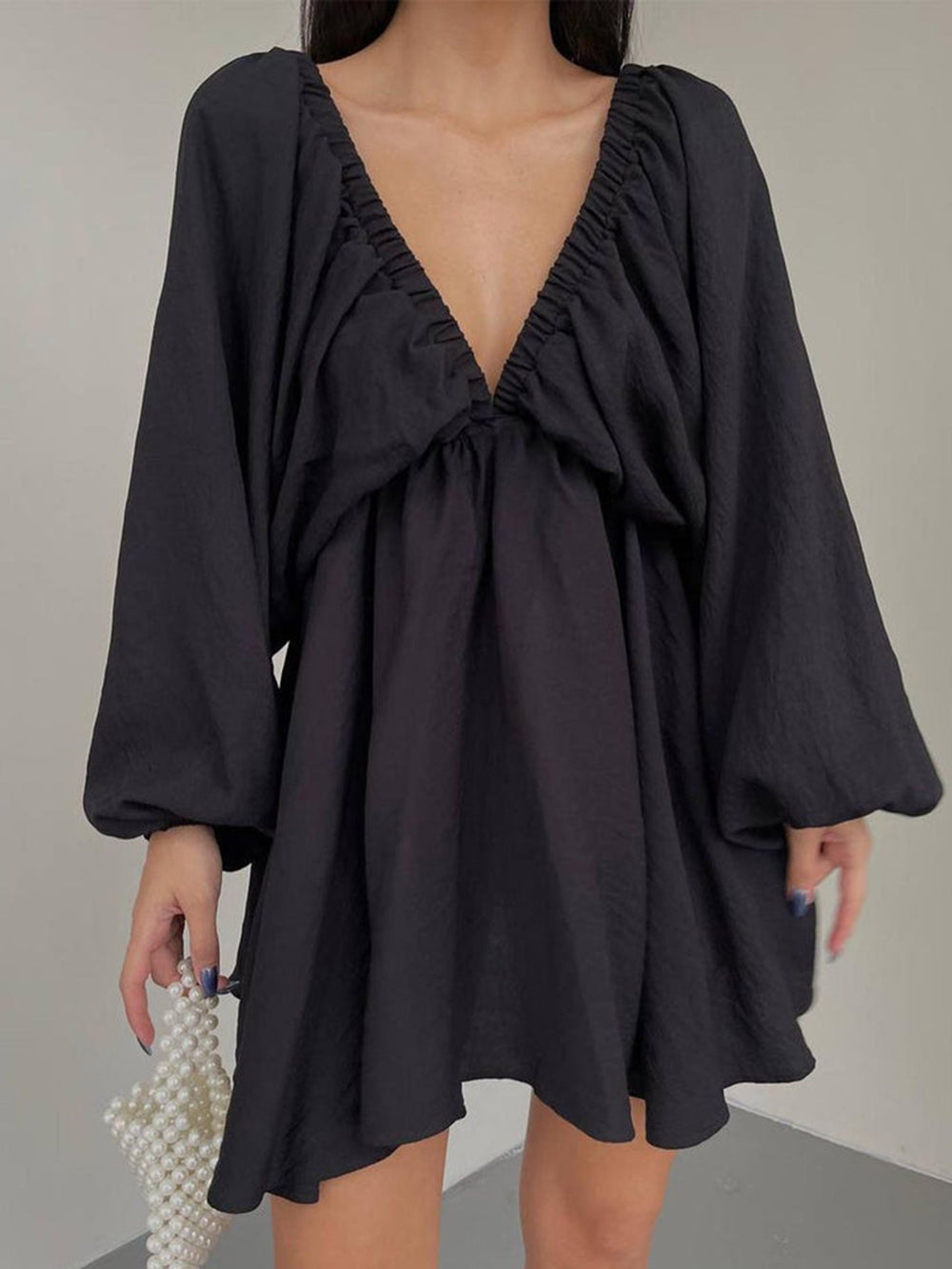 Miniabito da pattinatore con scollo profondo in tessuto