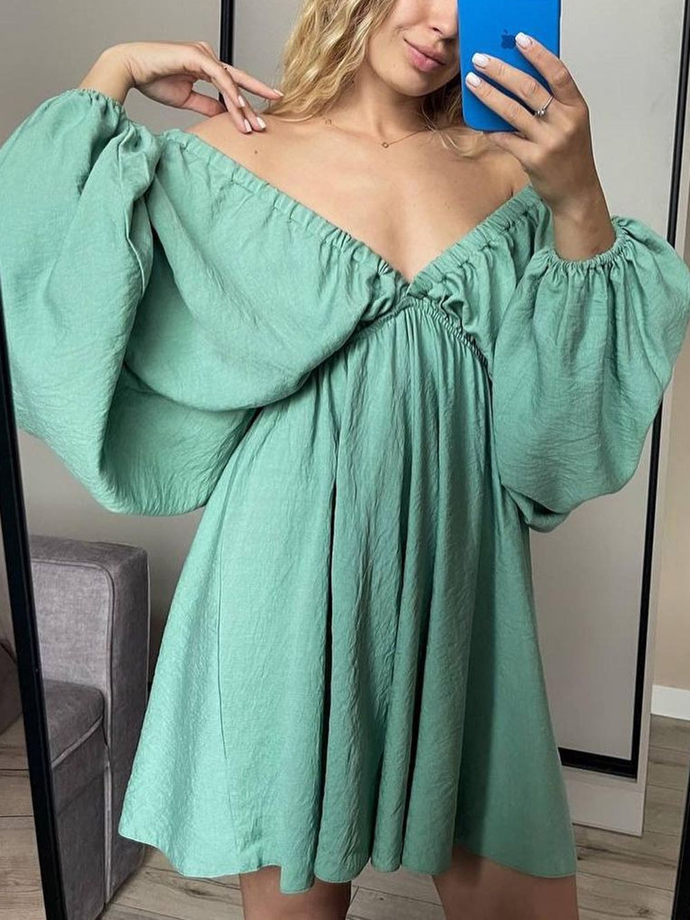 Miniabito da pattinatore con scollo profondo in tessuto