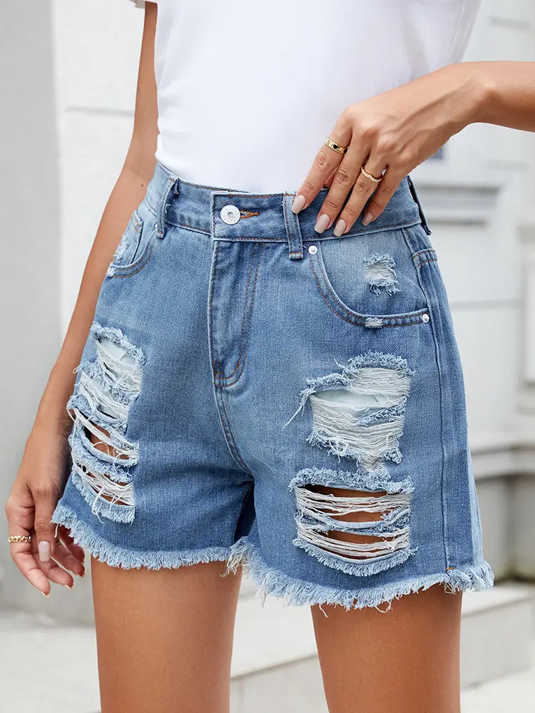 Shorts in denim strappati con frange estive