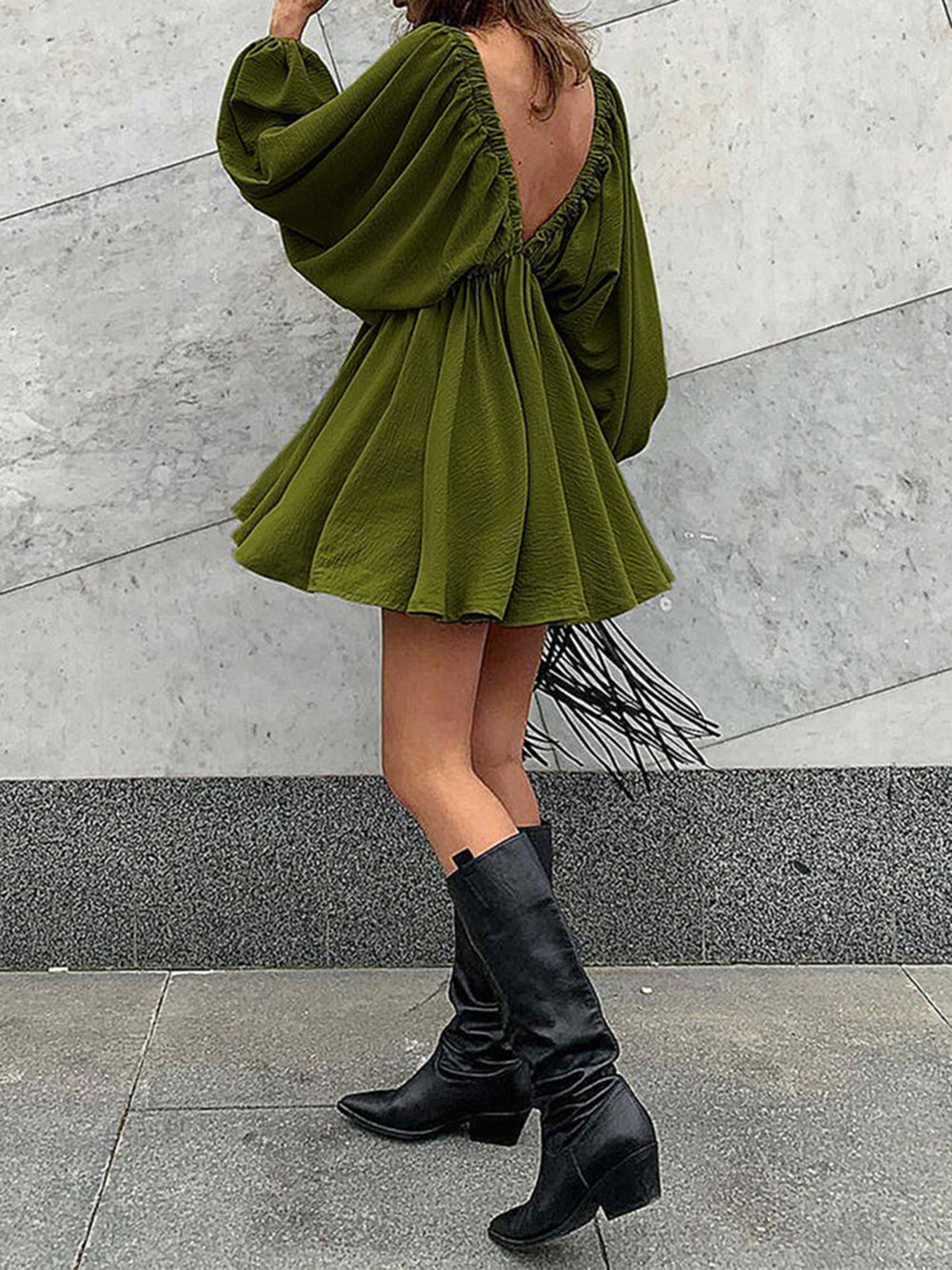 Skater-Minikleid mit tiefem Ausschnitt aus Stoff