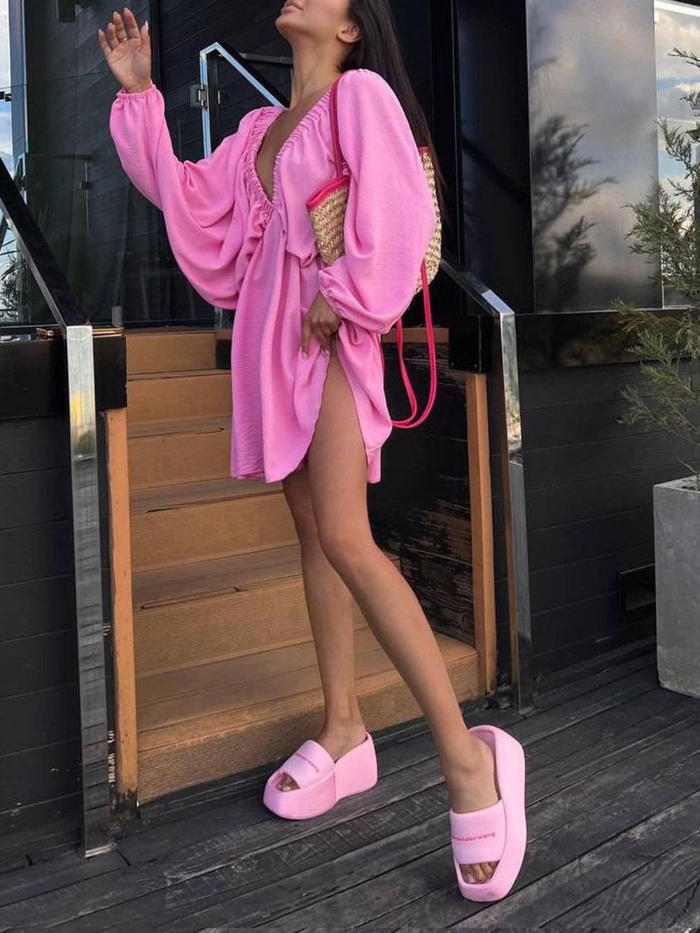 Skater-Minikleid mit tiefem Ausschnitt aus Stoff