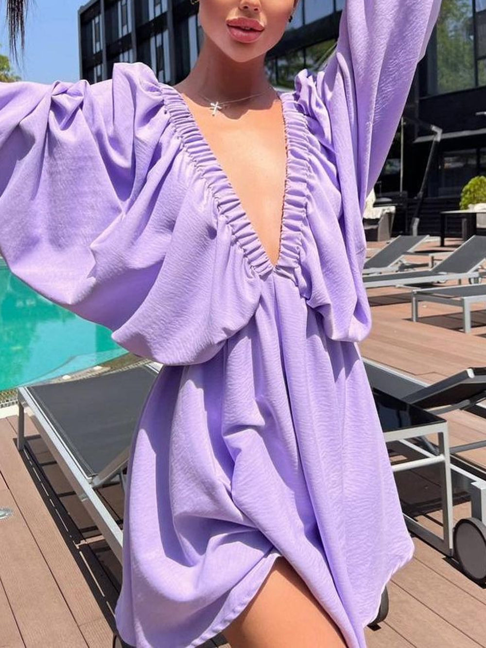 Miniabito da pattinatore con scollo profondo in tessuto