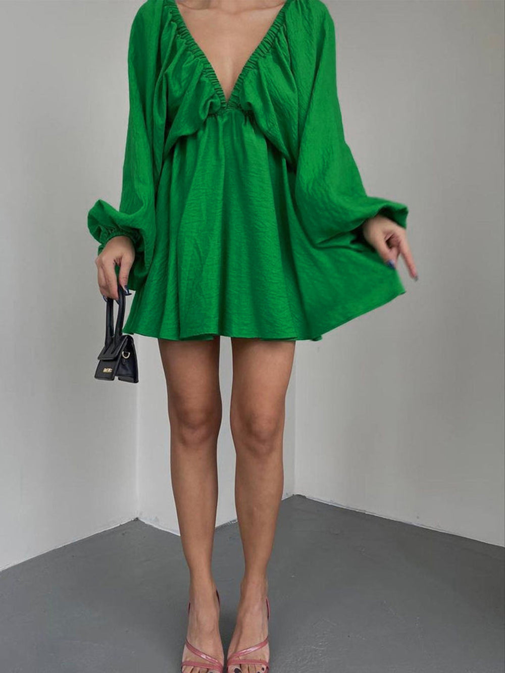 Miniabito da pattinatore con scollo profondo in tessuto