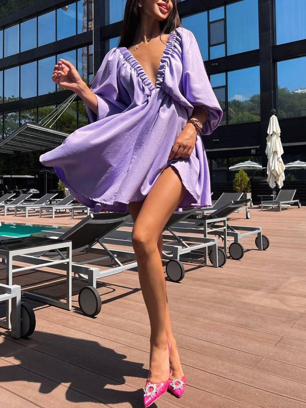 Skater-Minikleid mit tiefem Ausschnitt aus Stoff