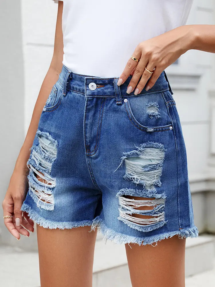 Shorts in denim strappati con frange estive