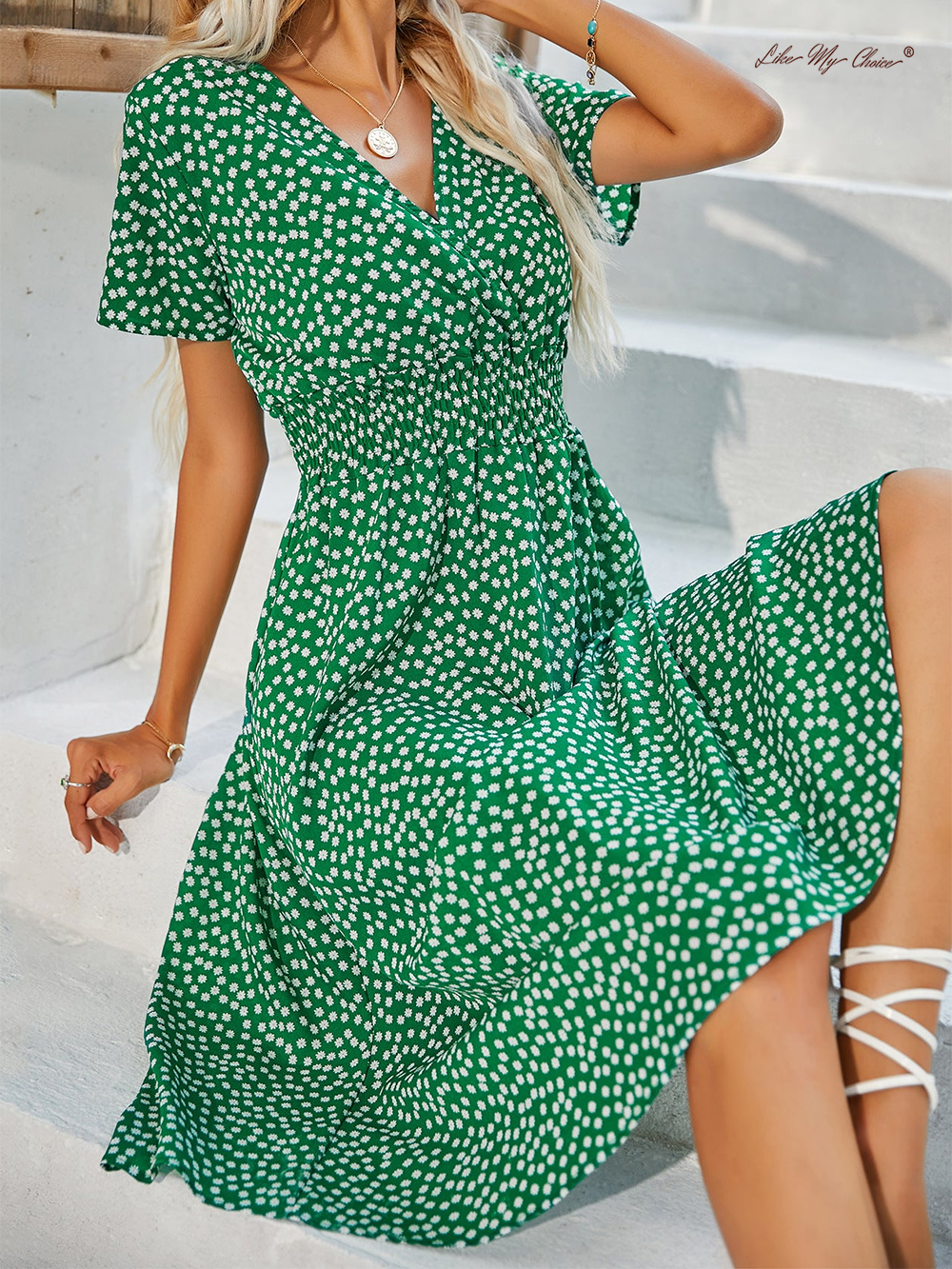 Kurzärmeliges Kleid mit zerdrückten Blüten und V-Ausschnitt