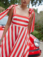 Hochtailliertes Rollkragenkleid mit versteckten Streifen: Mohnblumen- und Antikstreifen